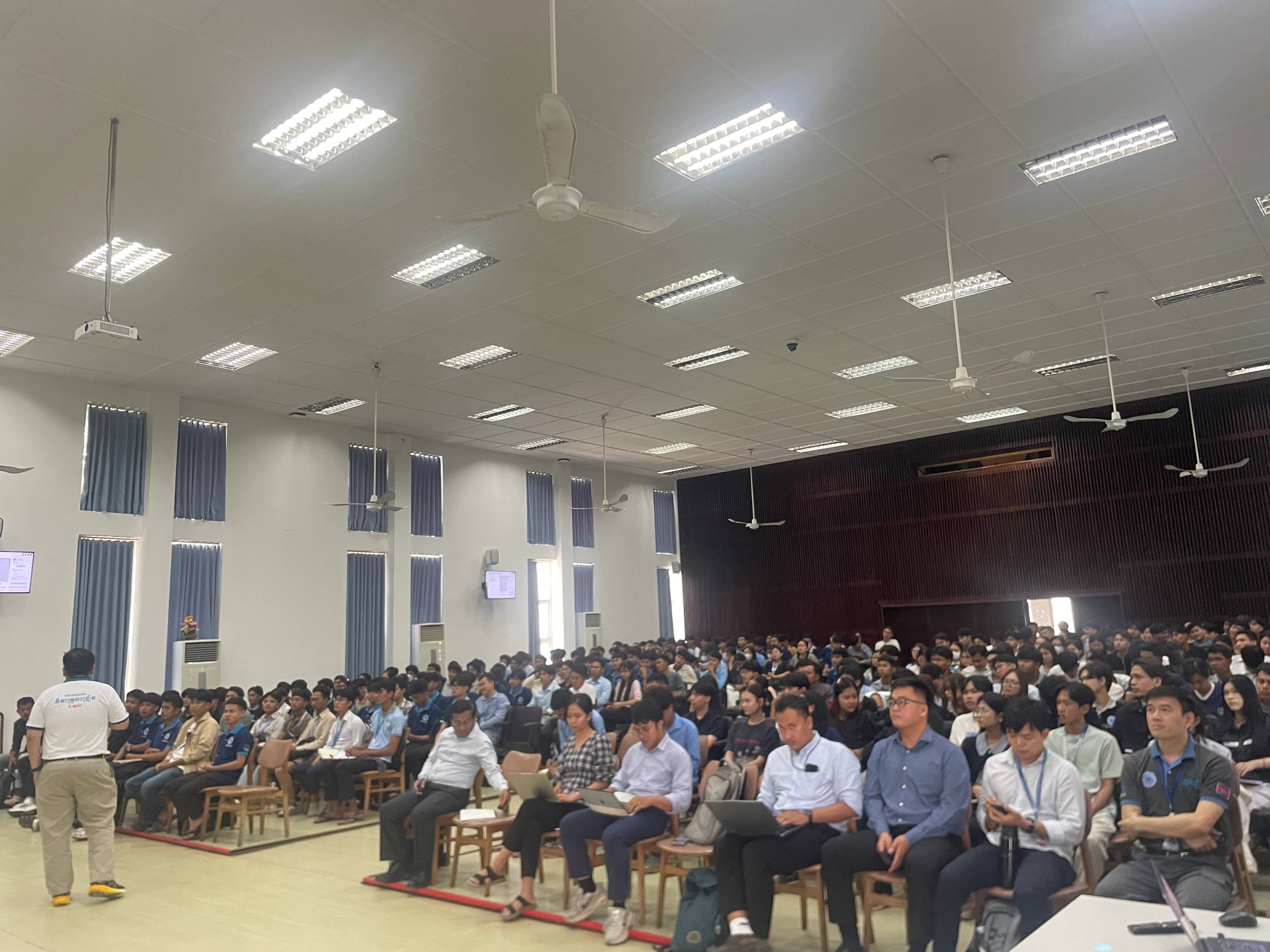 កិច្ចប្រជុំតម្រង់ទិសនិស្សិតមហាវិទ្យាល័យសំណង់ ថ្នាក់វិស្វករឆ្នាំទី៥ ថ្នាក់បរិញ្ញាបត្រ និងថ្នាក់បរិញ្ញាបត្ររងឆ្នាំទី២ ឆ្នាំសិក្សា ២០២៦-២០២៧